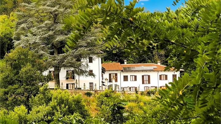 COMPLESSO RESIDENZIALE DI VILLA D'EPOCA E CASALE
